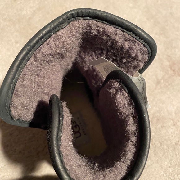 Ugg Renetta shearling lined black bootie - Picture 5 of 14